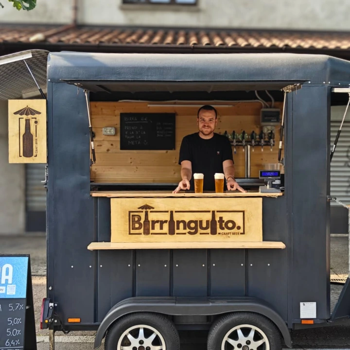Il beer truck allestito pronto per iniziare l'evento
